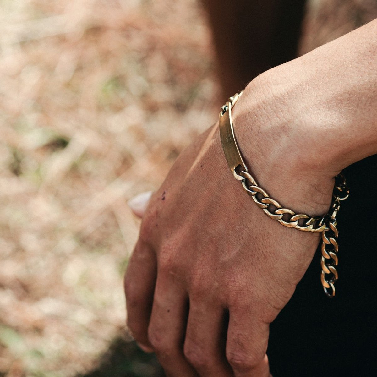 Mira armband op de pols
