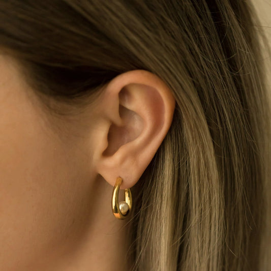 Gouden ear cuff aan oor