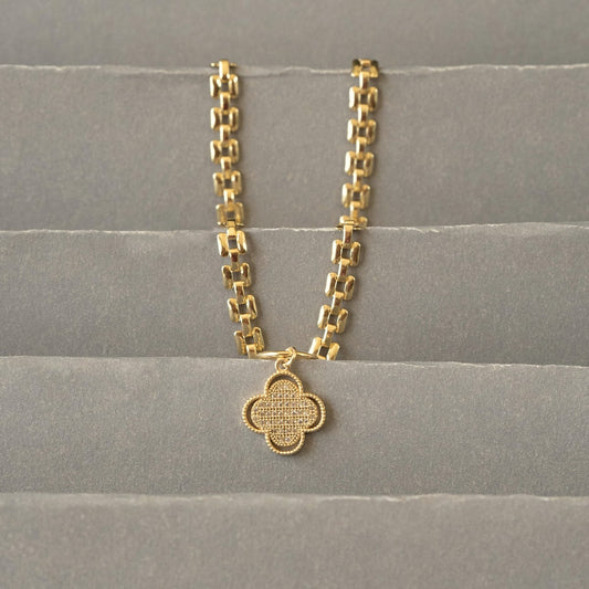 Gouden schakelketting met klaverhanger