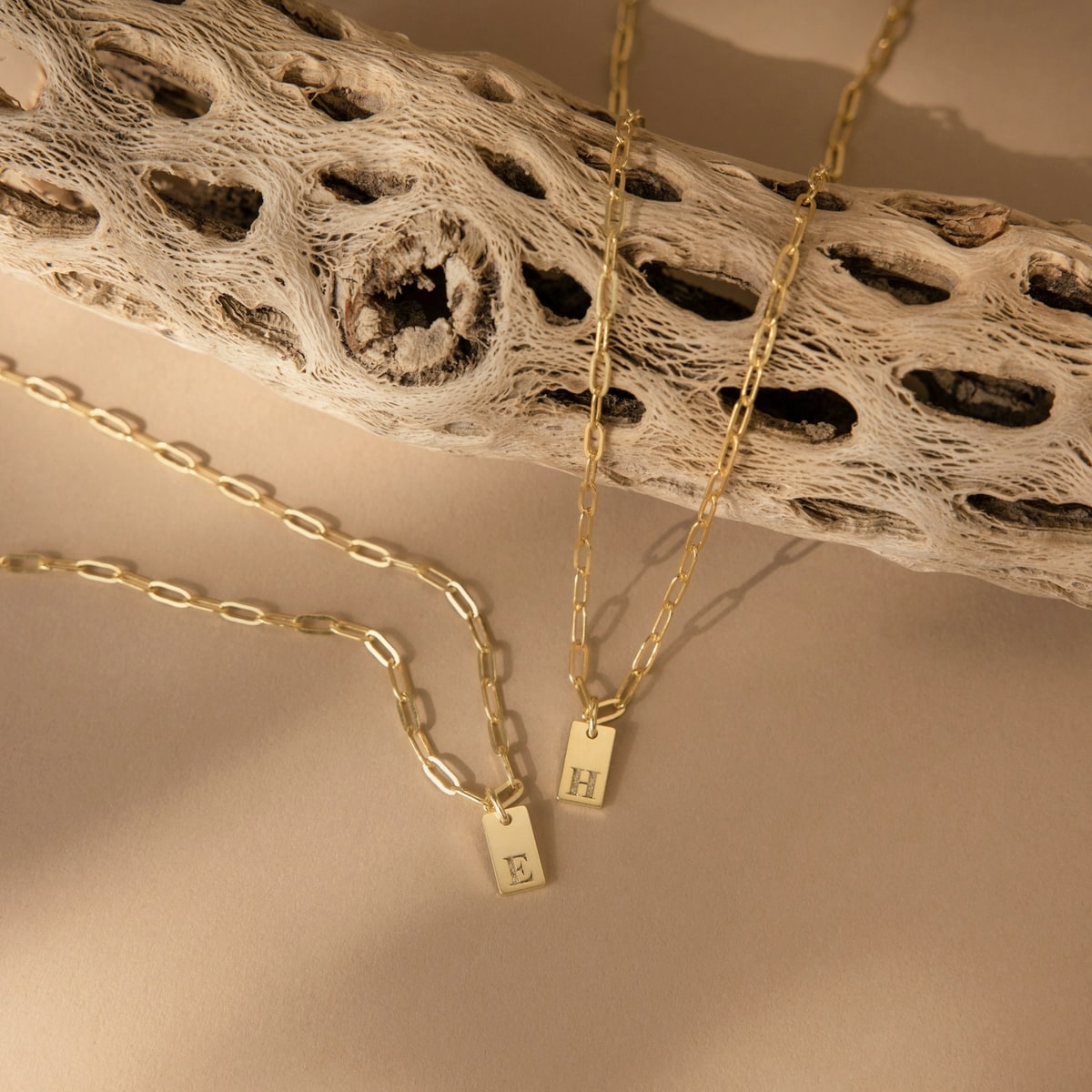 Gouden kettingen met letterhangers