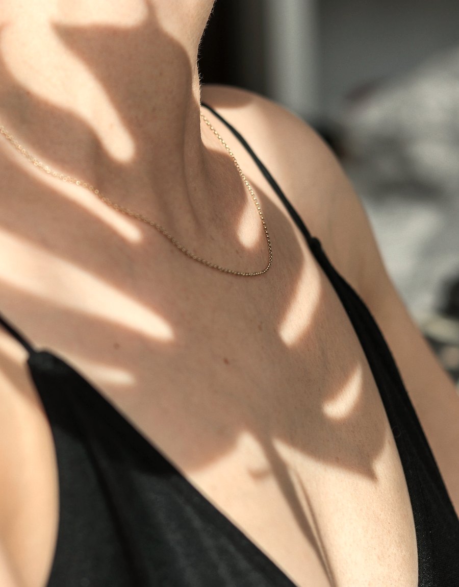 Fijne gouden ketting op hals