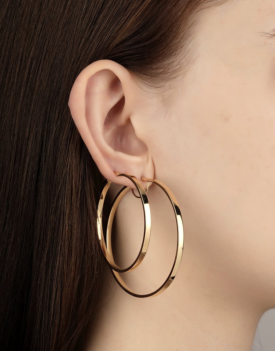 Gouden hoops op oor close-up