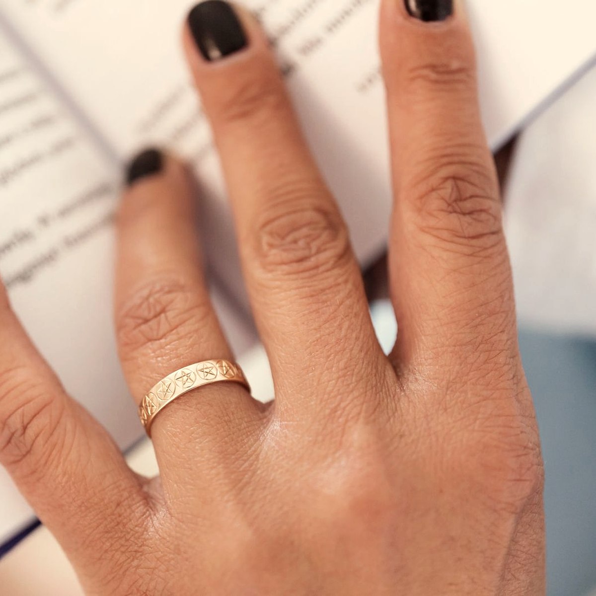 Solis zegelring op de hand